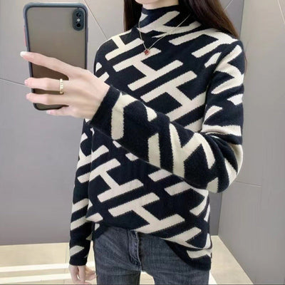 Geometrischer Pullover mit schwarzem Alphabet