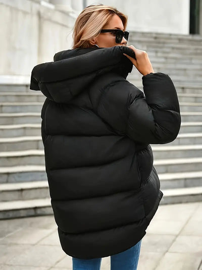 Eleganter schwarzer Wintermantel mit Kapuze für Frauen - schick und schlicht