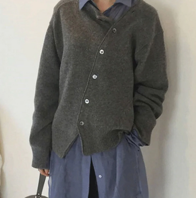 MELLY - Weiche Kaschmirstrickjacke mit diagalem Knopfverschluss