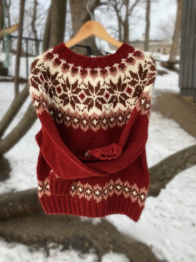 Bequemer roter Pullover mit Rundhalsausschnitt und langen Ärmeln